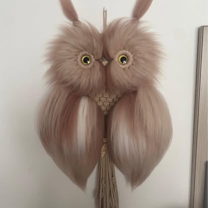 Pluszowa beżowa sowa z dużymi okrągłymi oczami i frędzelką makramy