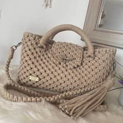 Beżowa dziergana torebka z teksturą chunky knit, sznurkowe uchwyty i pasek na ramię
