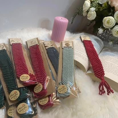 Kolekcja zapakowanych dzierganych zakładek w kolorach bordowym, granatowym i kremowym