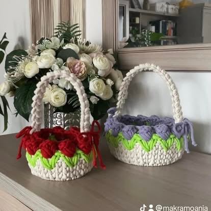 Dziergane koszyki dekoracyjne na szarym stole